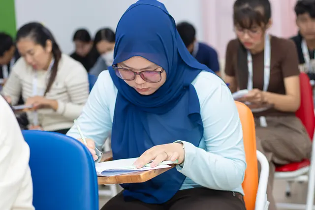 Learner writing during a PUC-IFL session
